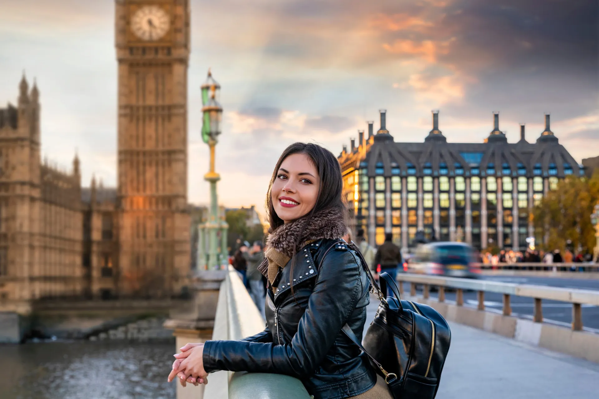 Attractive,Young,,Female,London,Traveler,Tourist,Enjoys,The,View,To