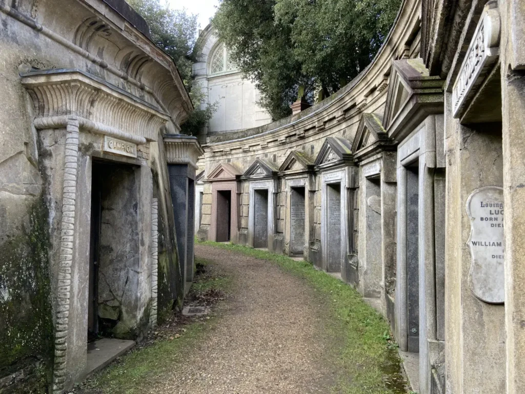 Highgate Cemetery Tour