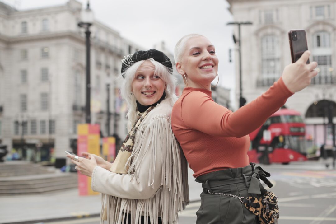 Travelers explore London dressed in fashionable outfits and take memorable photos.